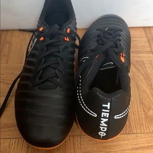 Soccer shoes